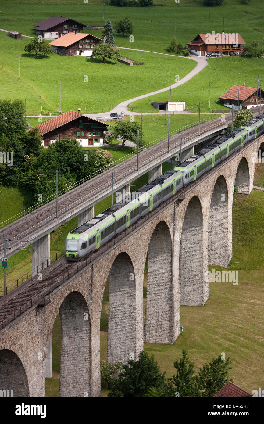 Tren, Kanderviadukt, viaducto, Frutigen, al norte de rampa, carretera, ferrocarril, tren, ferrocarril, cantón de Berna, puente, Lötschberg, BLS, Swit Foto de stock