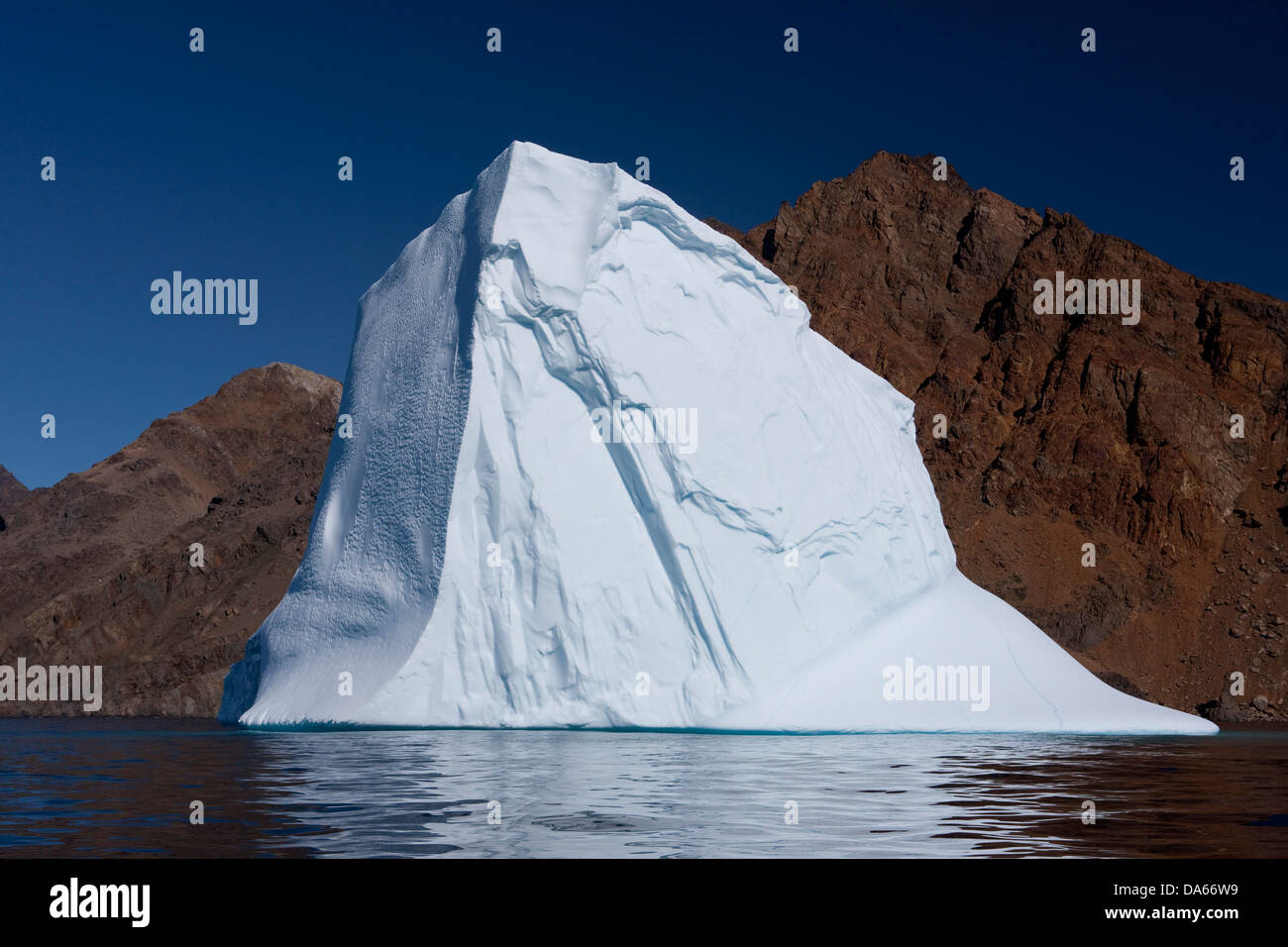 Los icebergs, Groenlandia, el este de Groenlandia, hielo, Iceberg, Tassiilaq, naturaleza, formación, grupo, blanco, azul, frío Foto de stock