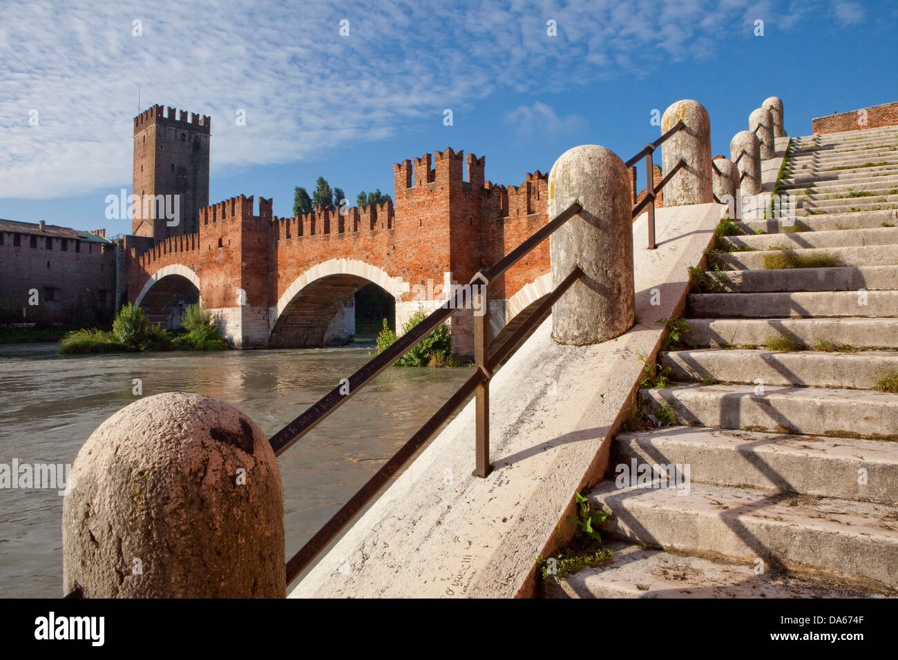 Castelveccio, Ponte Scaligero, Verona, Adige, panorama, pueblo, ciudad, Italia, Europa, puente, Fort, escalera Foto de stock
