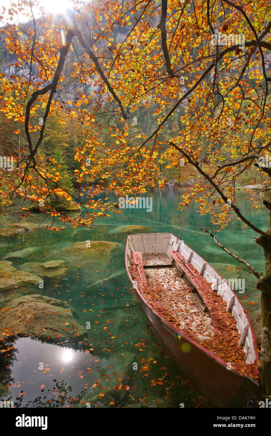 Blue Lake, otoño, Mountain Lake, un lago, el otoño, el barco, el barco, e, Lago, lagos, agua, Suiza, Europa Foto de stock