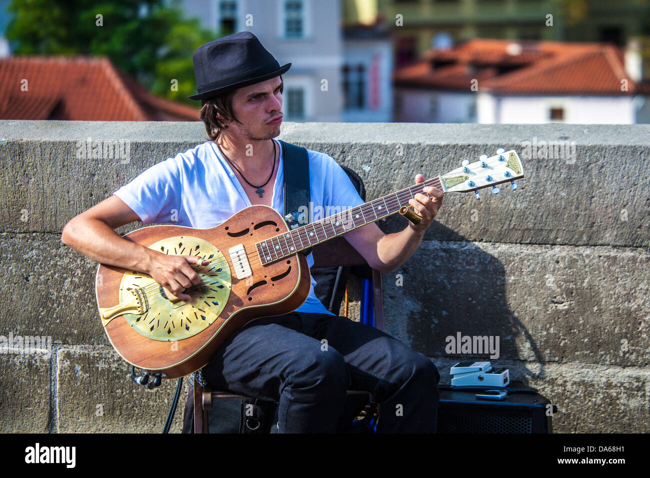 Calle músico toca una guitarra Resophonic Amistar, en el Puente Carlos Karlův most, Prague, Praha Foto de stock