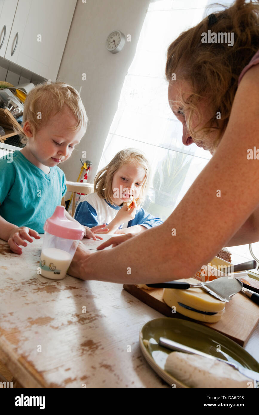 Madre con hijos (4-5, 6-7) en la cocina Foto de stock