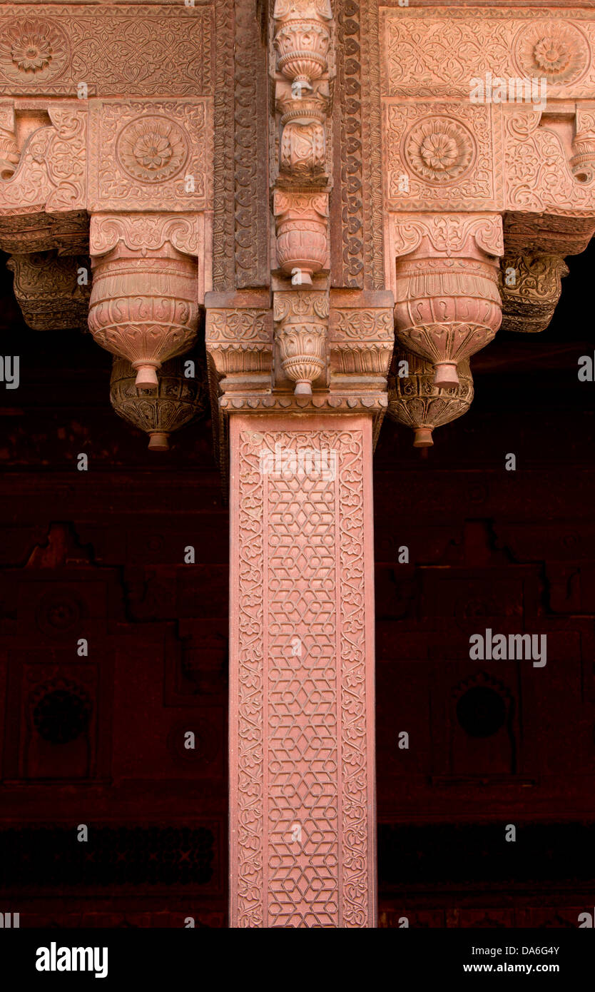 Los elementos decorativos tallados en un pilar de piedra arenisca, el Fuerte Rojo Foto de stock