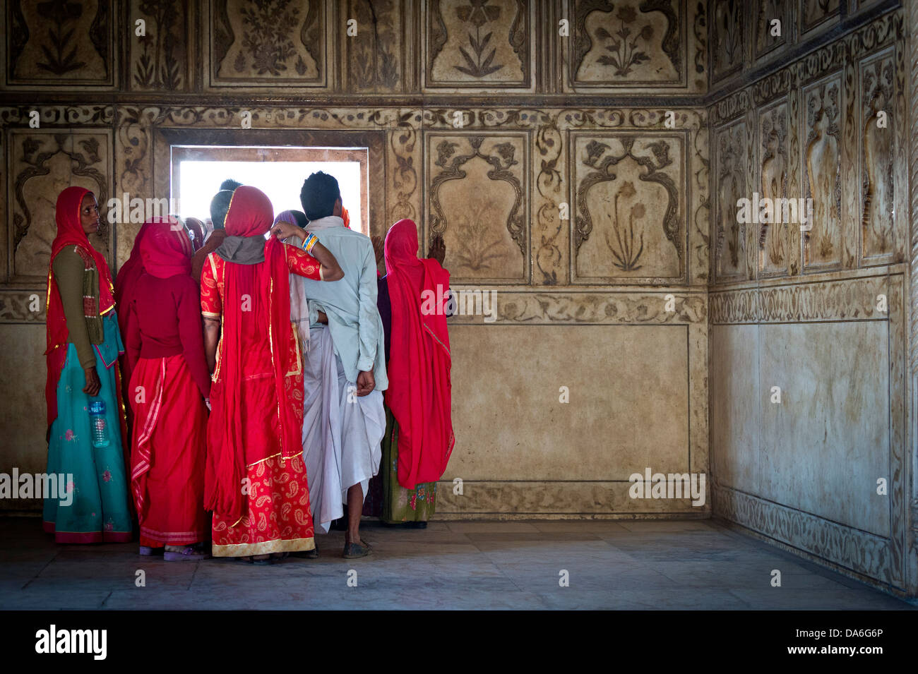 Grupo de visitantes indio, cenador de mármol de Khas Mahal, el Fuerte Rojo Foto de stock