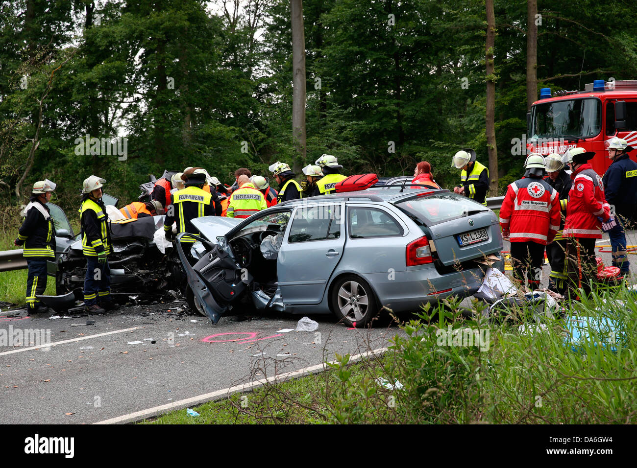 Los trabajadores de rescate del cuerpo de bomberos y la Cruz Roja Alemana en acción en un accidente de tráfico en la carretera federal 327 Foto de stock