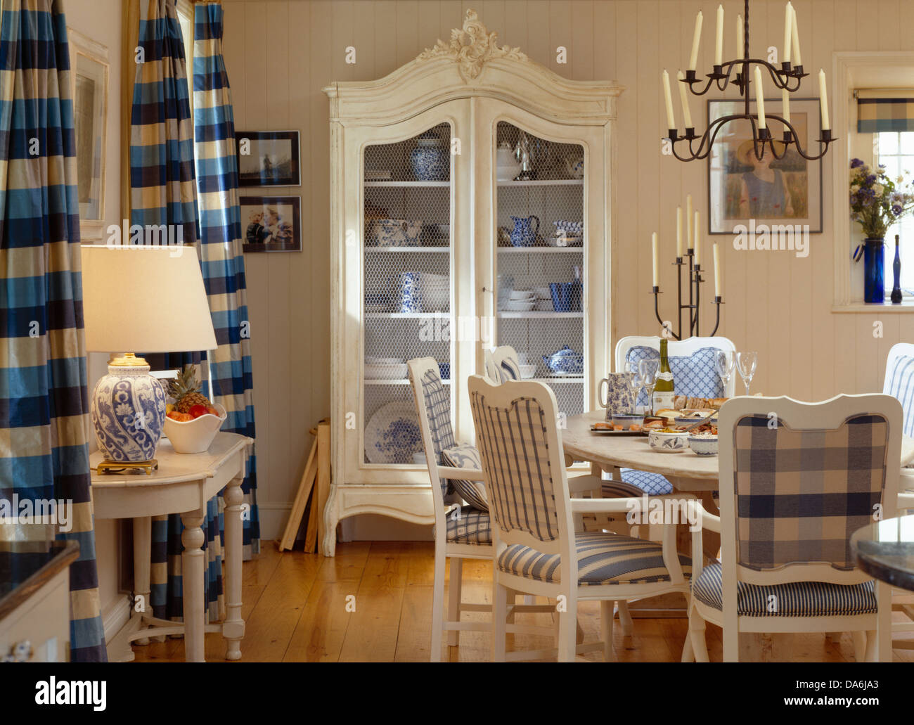 Con su fachada de cristal blanco alacena y azul turquesa+cortinas de estilo  escandinavo comedor con mesa y sillas de madera blanca Fotografía de stock  - Alamy