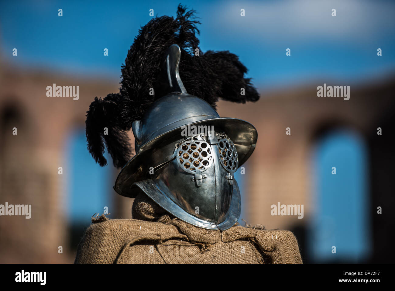 Casco de gladiador romano Fotografía de stock - Alamy