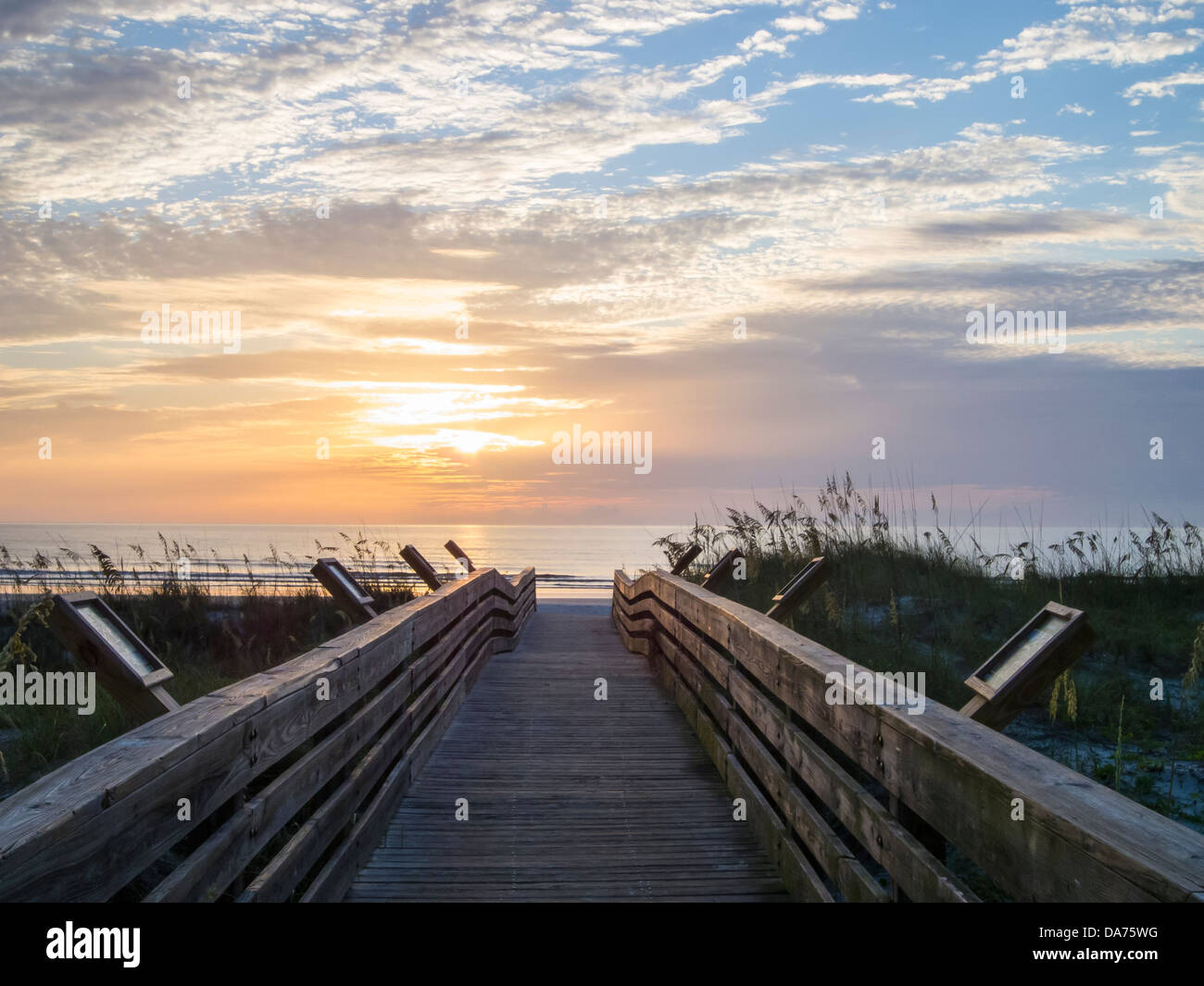Paseo de madera de acceso a la playa en Crescent Beach, FL. Foto de stock