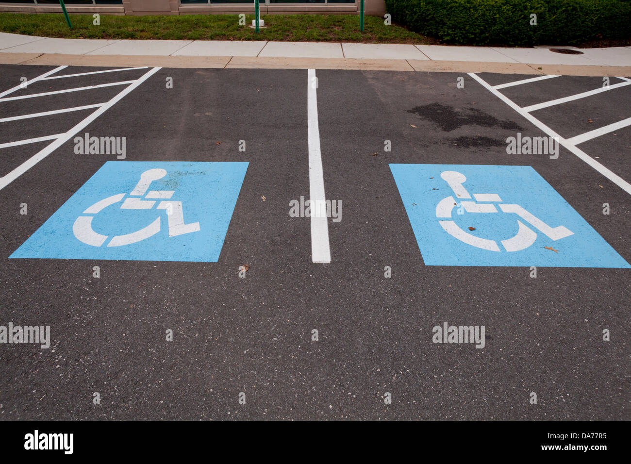 Espacios de estacionamiento de discapacitados Foto de stock