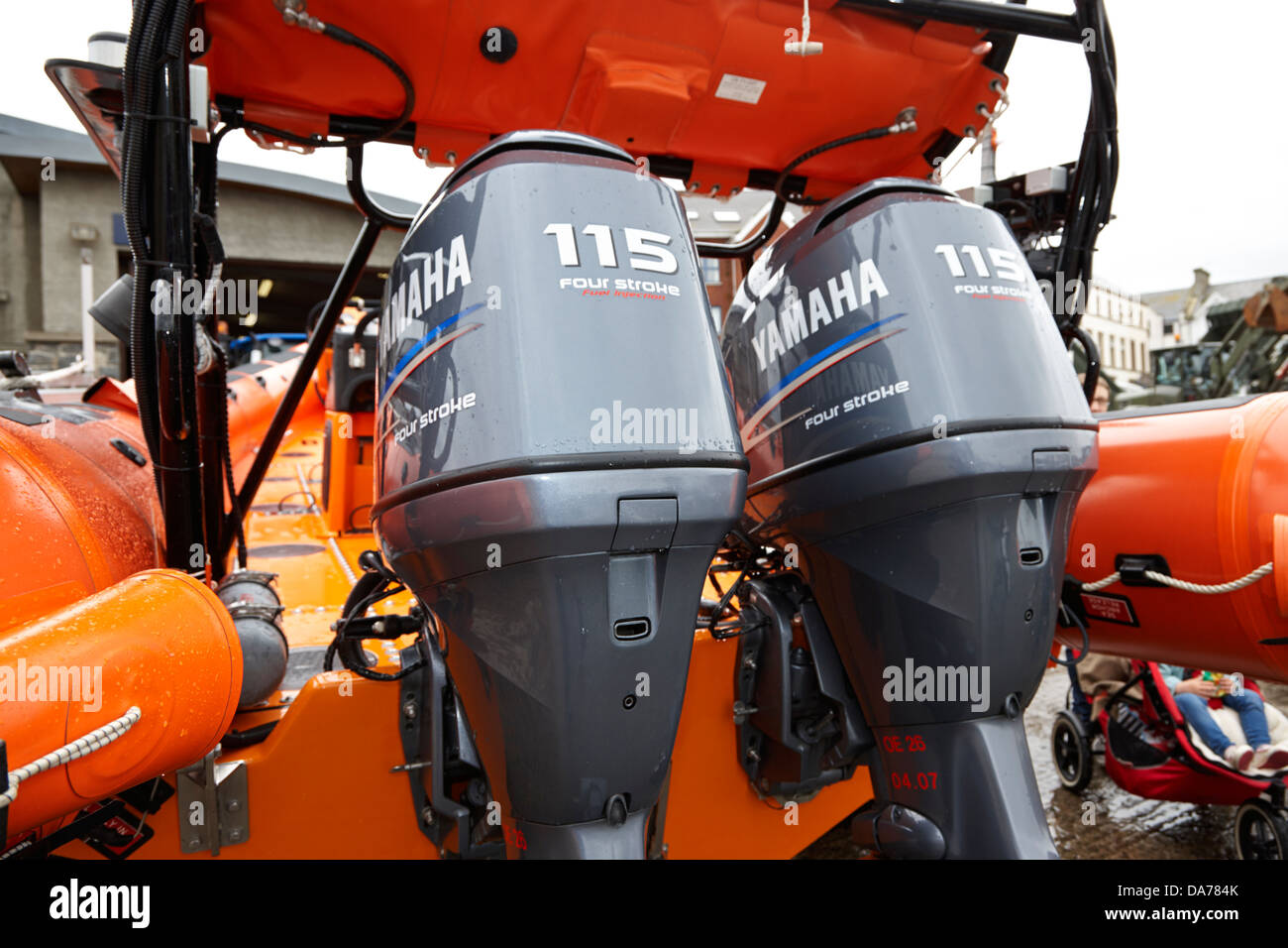 Twin Yamaha de 115 caballos de fuerza motores fuera de borda de cuatro  tiempos en el condado de Down salvavidas rnli Reino Unido Irlanda del Norte  Fotografía de stock - Alamy