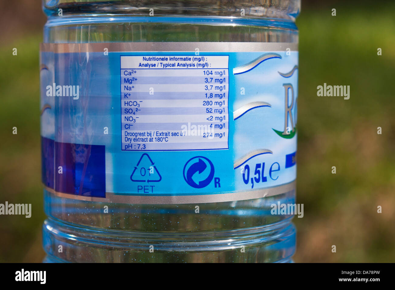 Permanecer a tiempo Mensurable Close-up de una etiqueta en una botella de agua mineral, enumerando el  típico análisis químico de los contenidos Fotografía de stock - Alamy