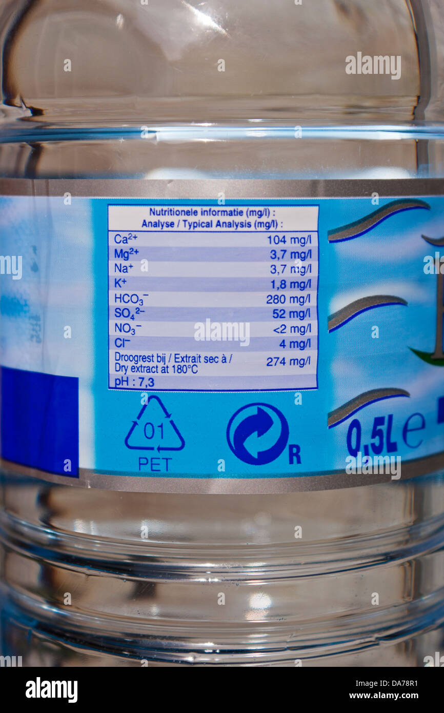 Permanecer a tiempo Mensurable Close-up de una etiqueta en una botella de agua mineral, enumerando el  típico análisis químico de los contenidos Fotografía de stock - Alamy