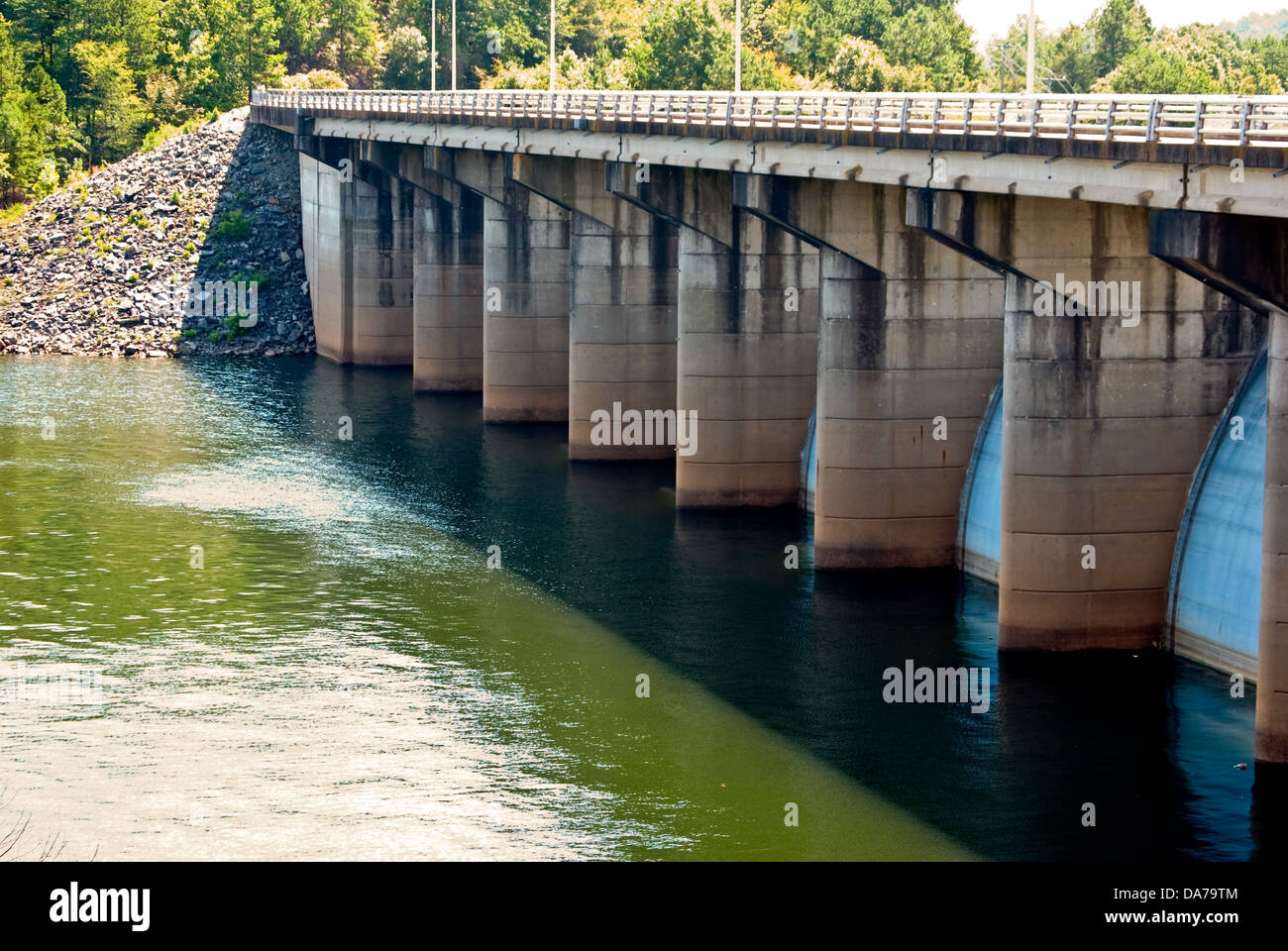 Presa del río en Oklahoma con un puente Foto de stock