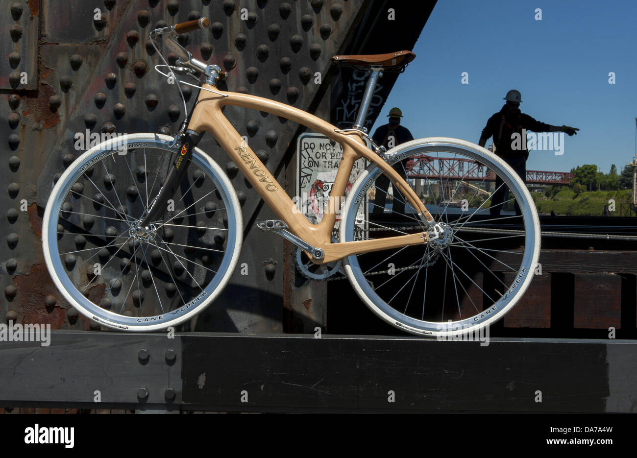 Julio 3, 2013 - Portland, Oregon, USA - Una bicicleta de madera de una sola  velocidad Renovo en Portlands puente de acero. Renovo diseña y fabrica  bicicletas de alta gama que van