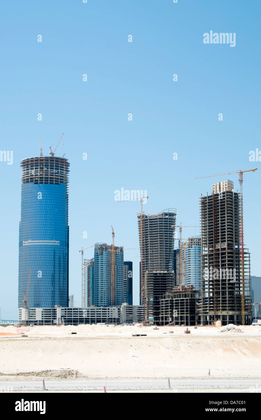 Muchos altos edificios en construcción en Al Reem Island nueva zona empresarial y residencial en Abu Dhabi, Emiratos Árabes Unidos Foto de stock