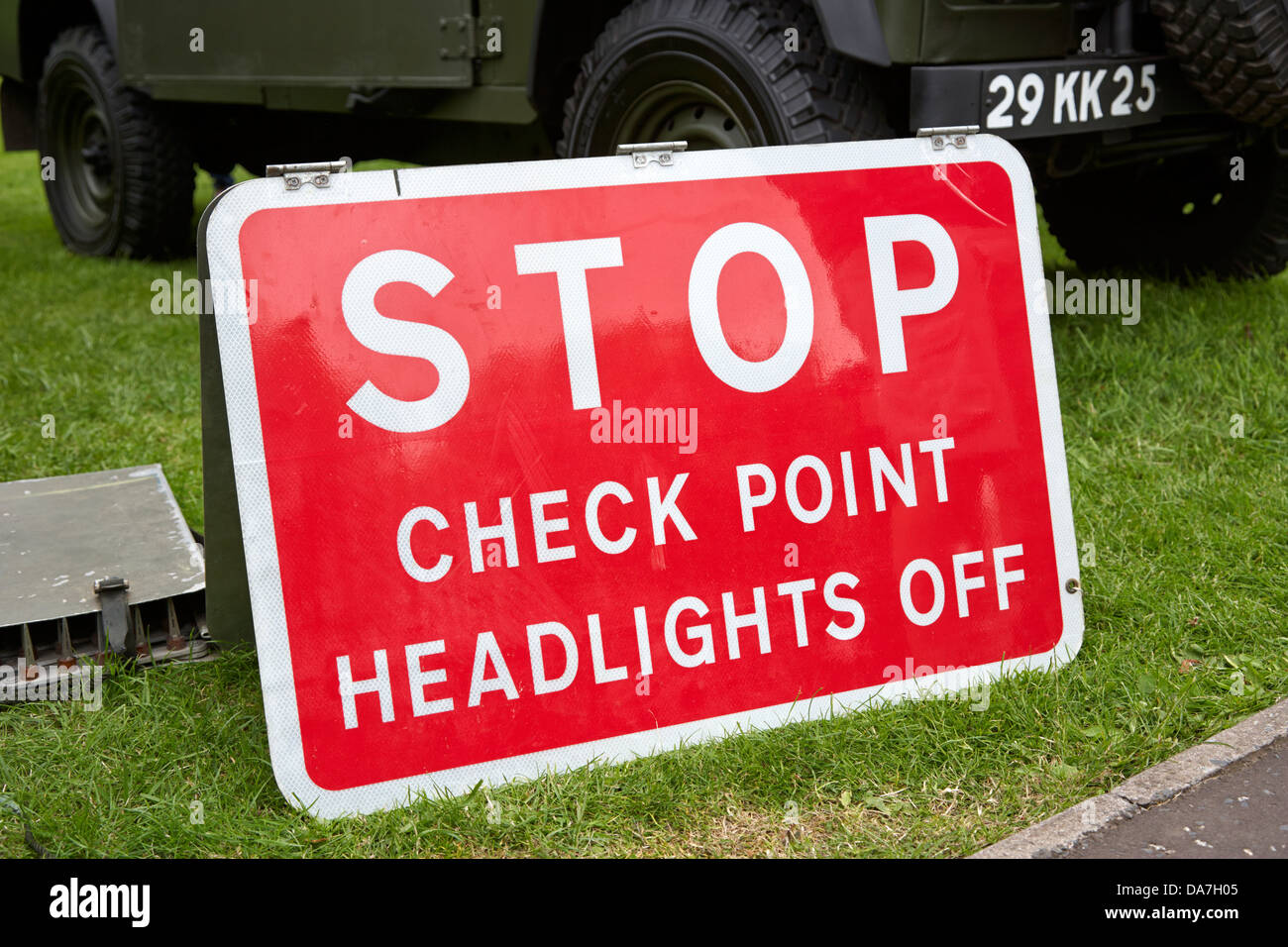 Detener checkpoint signo apagar los faros en el condado de Down en Irlanda del Norte reino unido Foto de stock