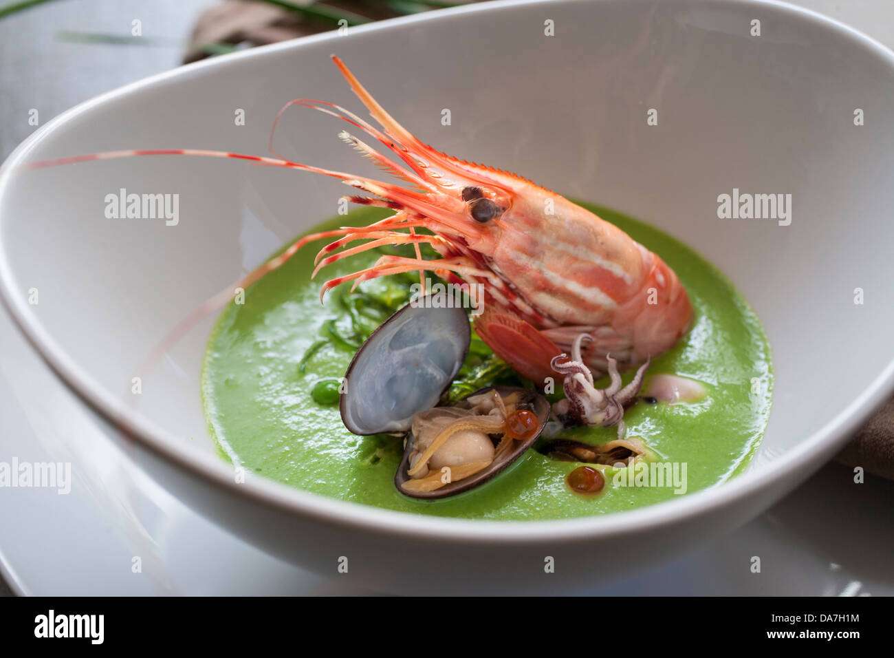 Plato de marisco gambas en un tazón de sopa de camarones Foto de stock