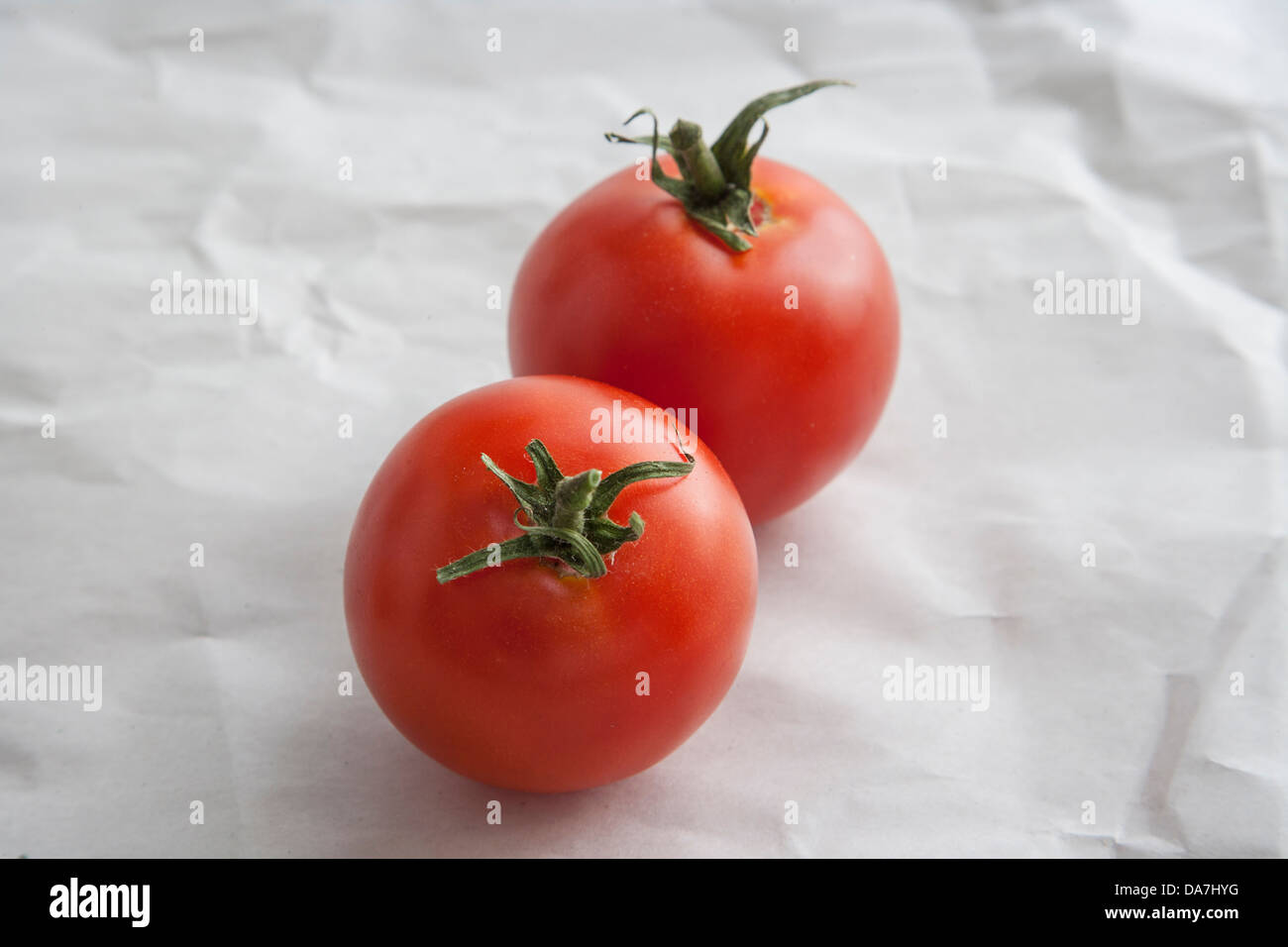 Tomates maduros rojo sobre papel kraft Foto de stock
