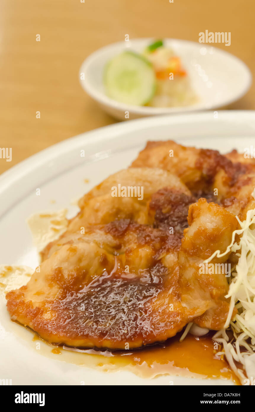 Cerca de la cocina japonesa, salteado de cerdo con salsa de jengibre Foto de stock