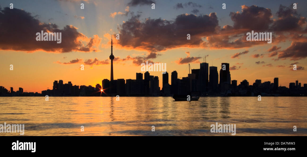 Puesta de sol sobre el horizonte de Toronto y el Lago Ontario, visto desde la isla de Toronto Foto de stock