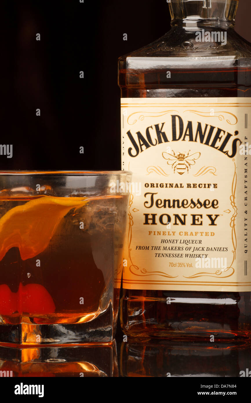 Botella de Jack Daniel's whiskey, miel, productos de EE.UU. con un cristal  en el lateral Fotografía de stock - Alamy