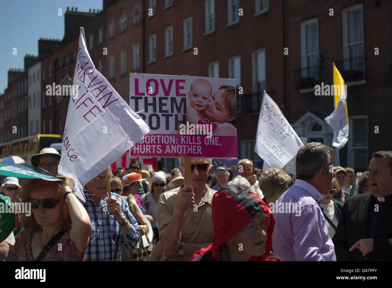 Pro Vida (contra el aborto) activistas se congregaron en el centro de la ciudad de Dublin en contra de la ley de aborto siendo debatido y votado por actualmente en las casas de los Oireachtas (Parlamento irlandés). 6 de julio de 2013, en Dublín, Irlanda. Foto de stock