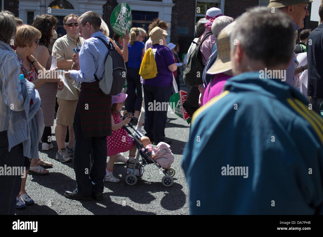 Pro Vida (contra el aborto) activistas se congregaron en el centro de la ciudad de Dublin en contra de la ley de aborto siendo debatido y votado por actualmente en las casas de los Oireachtas (Parlamento irlandés). 6 de julio de 2013, en Dublín, Irlanda. Foto de stock