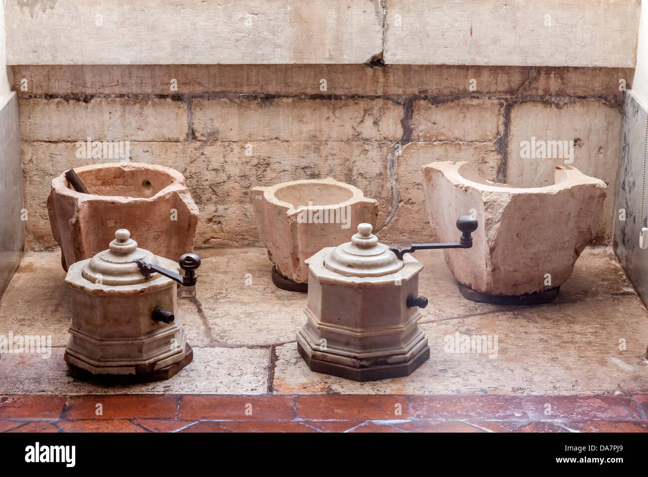 Mortero de cocina de piedra tallada a mano española del siglo XVIII