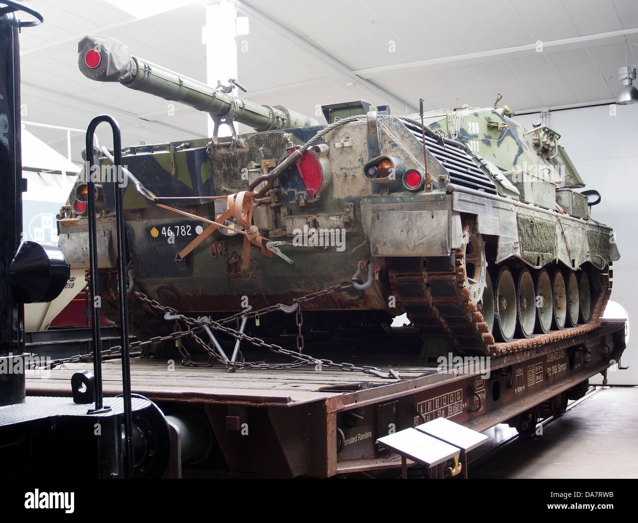 Vagón plataforma plana OSD 33 86 3 473 105-1 con tanque Leopard, 3 Foto de stock