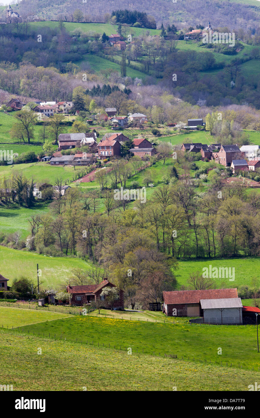 El bucólico paisaje escénico con pastos en las colinas y granjas en la región Midi-Pyrénées de Francia Foto de stock