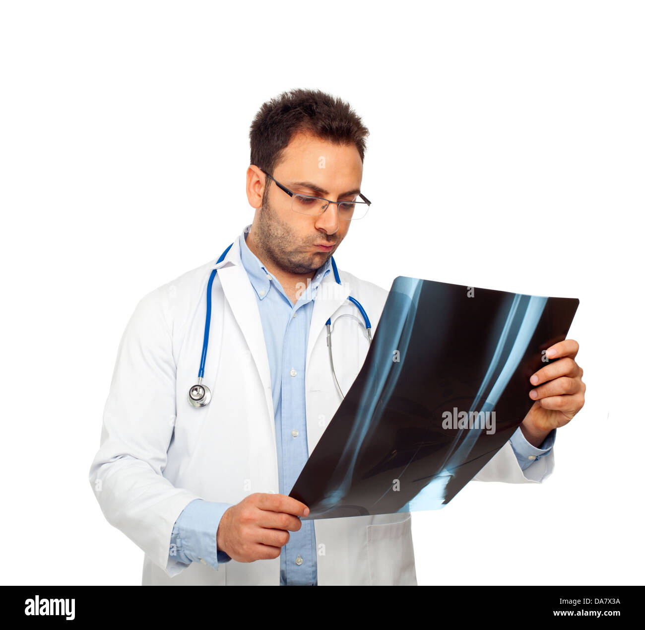 Apuesto joven médico con radiografía aislado en blanco Foto de stock