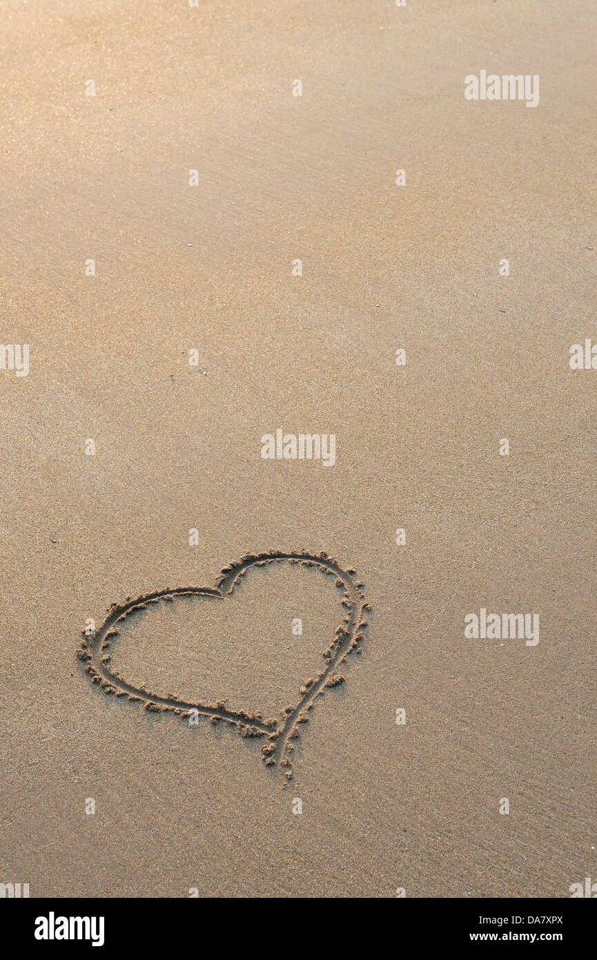 Amor corazón dibujado en la arena en una playa Foto de stock