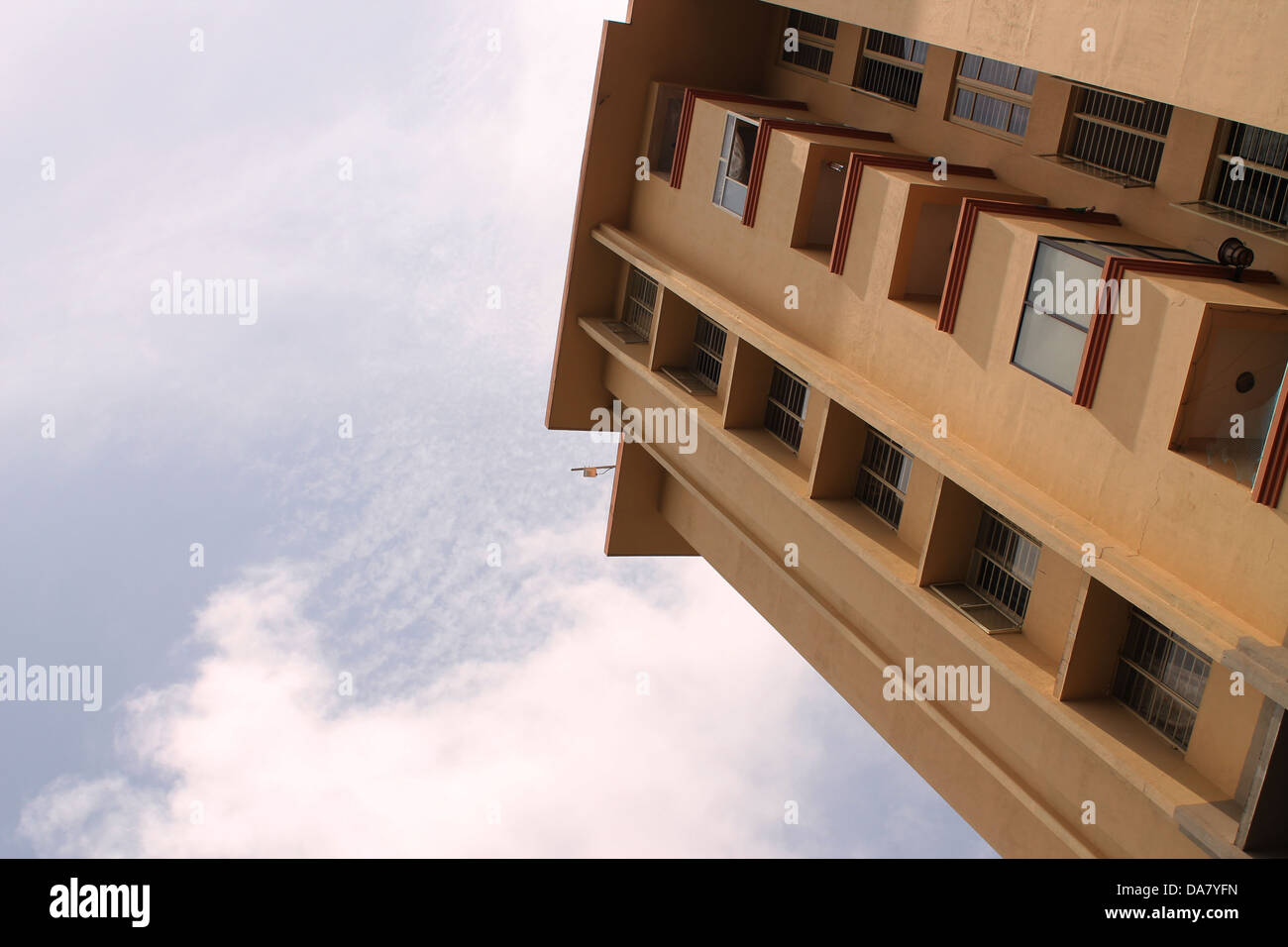 Una vista hacia arriba de un apartamento con el fondo del cielo Foto de stock