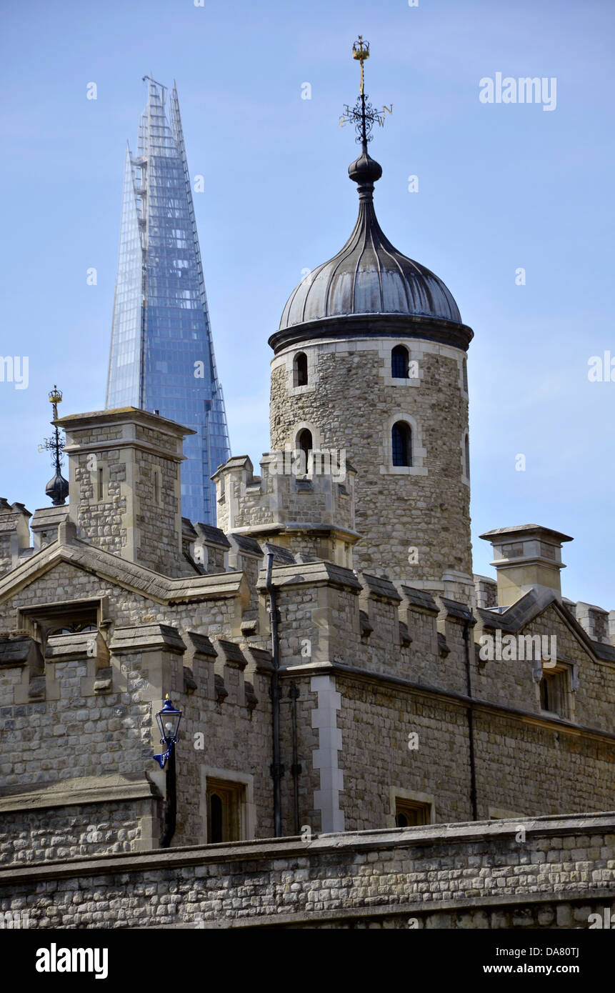 Shard edificio con una vista de la Torre de Londres. Foto de stock