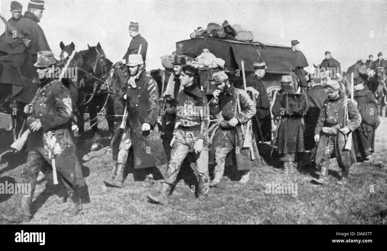 Los soldados belgas, cansados y cubiertos de barro de las trincheras,  prepararse para enfrentar a los alemanes en 1915 Fotografía de stock - Alamy
