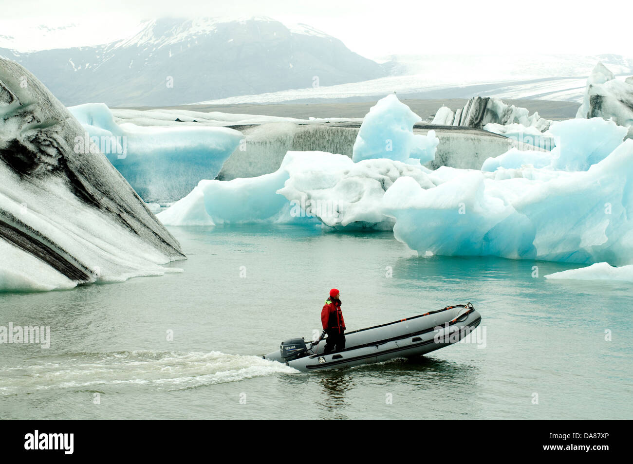 En Islandia la laguna glaciar Jökulsárlón un bote velocidad a través de aguas abiertas, evitando la masa iceberg invisible debajo Foto de stock