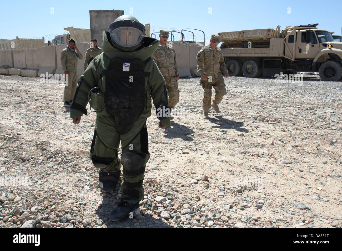 Un miembro de la Policía Nacional Afgana del orden civil viste un traje de bombas durante ejercicios de entrenamiento de eliminación de artefactos explosivos, el 4 de julio de 2013 en el este de Afganistán. Foto de stock