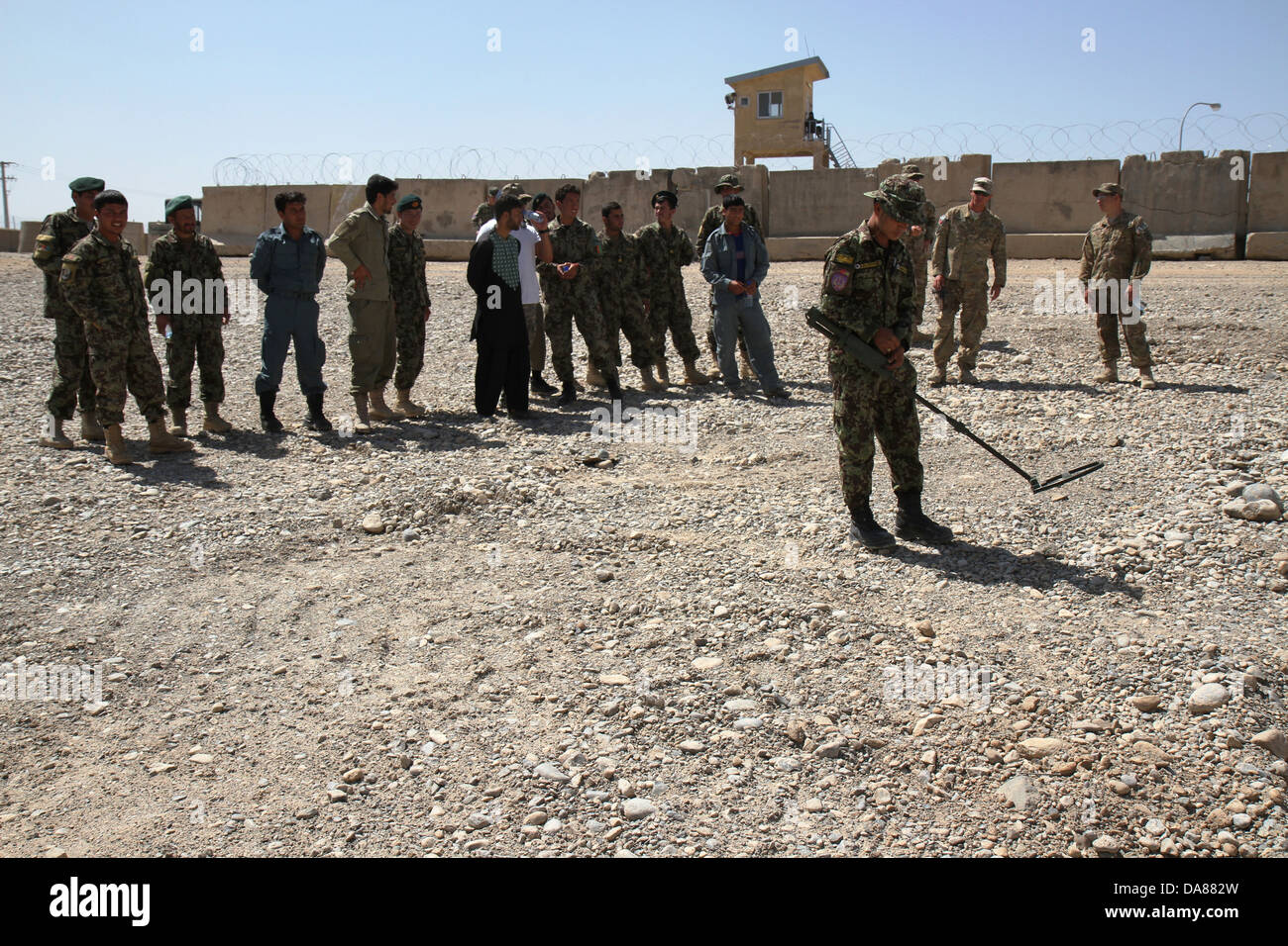 La Policía Nacional Afgana del orden civil se muestran cómo utilizar un detector de bombas para encontrar un IED durante la formación de eliminación de artefactos explosivos, el 4 de julio de 2013 en el este de Afganistán. Foto de stock