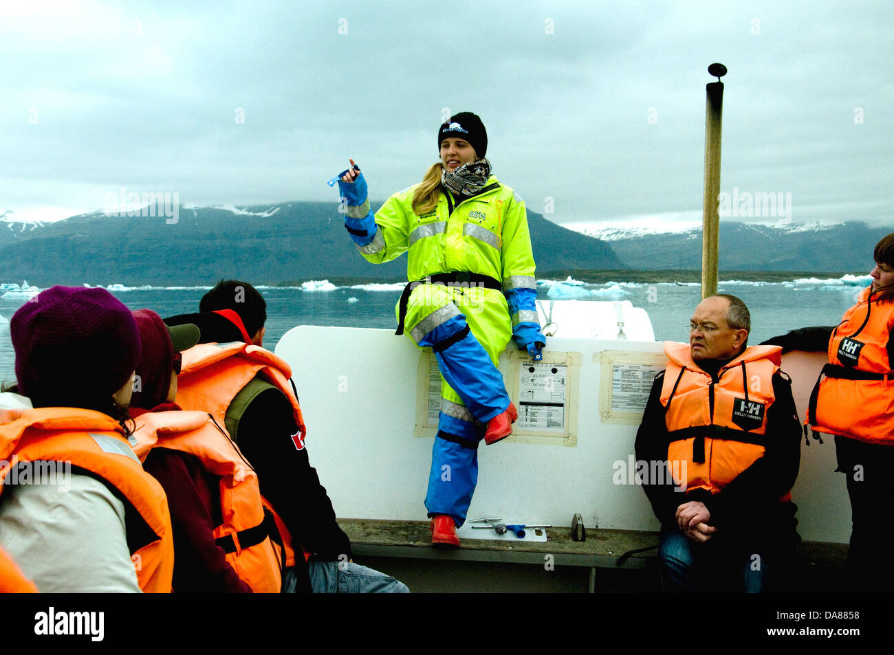 Una rubia islandés proporciona información a los turistas a bordo del barco anfibio recorriendo la laguna glaciar Jökulsárlón Foto de stock