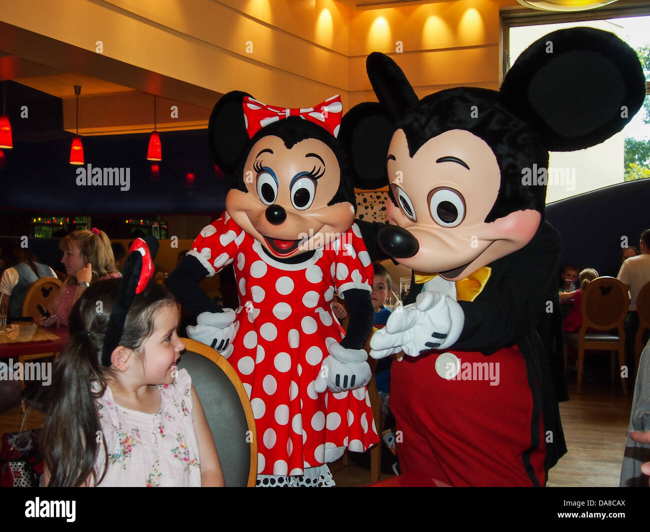Disneyland paris mickey minnie mouse fotografías e imágenes de alta  resolución - Alamy