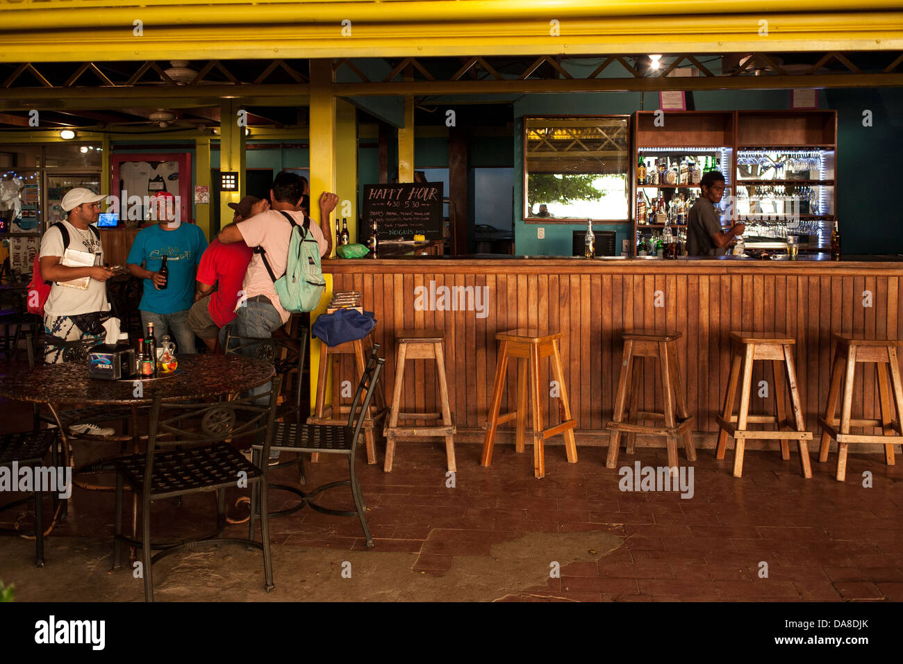 Tico souvinir vendedores en la playa bar Nogui's, un famoso antiguo bar y restaurante en la Playa Tamarindo, Guanacaste, Costa Rica Foto de stock