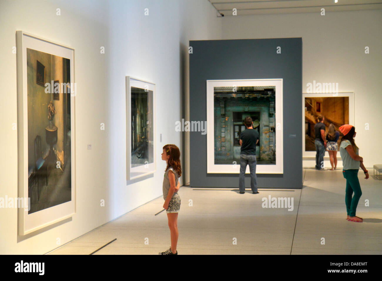 Florida,Tampa,Tampa Museum of Art,galería,interior,mirando,apreciando,fotografías,adolescentes adolescentes adolescentes chicas,jovencita,jovencita,j Foto de stock