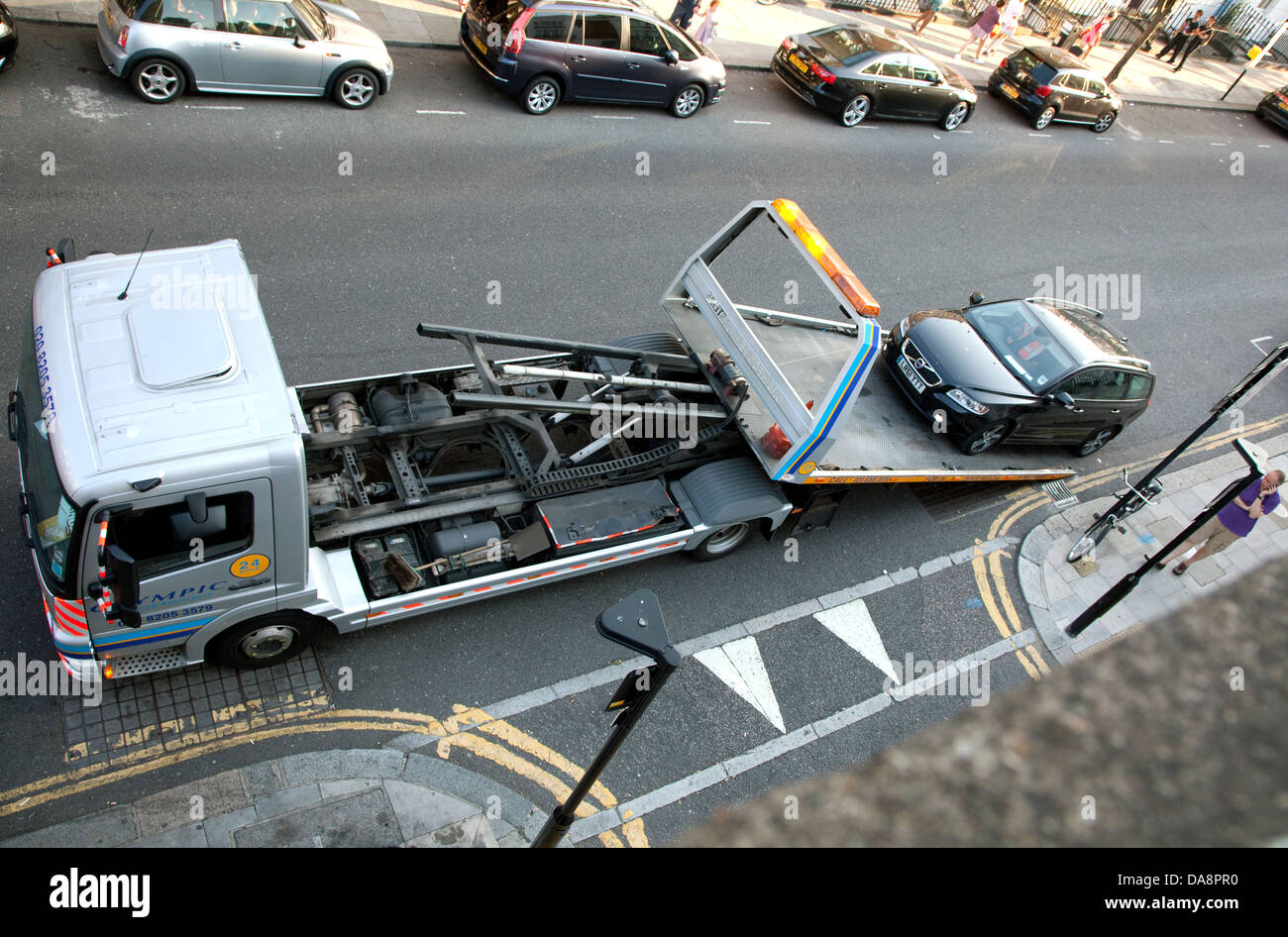 Desglosa coche siendo winched en baja recuperación de cargador de vehículo, Londres Foto de stock