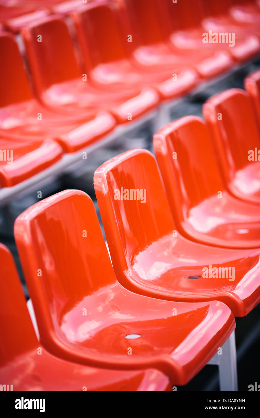 Los asientos vacíos en el estadio, el enfoque selectivo en la parte más cercana Foto de stock