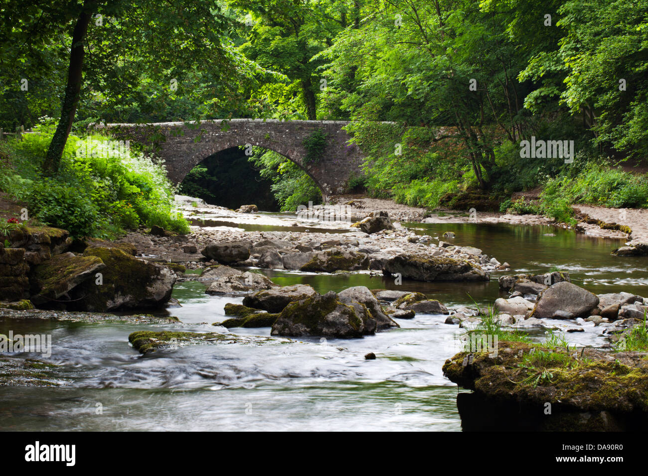 Puente de Piedra sobre Walden Beck en West Burton Wensleydale Yorkshire Dales Inglaterra Foto de stock