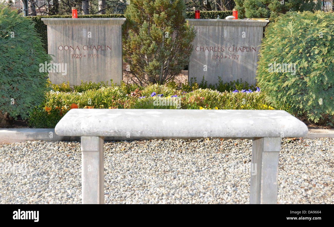 El lugar de descanso final de Charlie Chaplin y su esposa Oona en una pequeña aldea, cementerio cerca de la ciudad de Vevey, Suiza Foto de stock