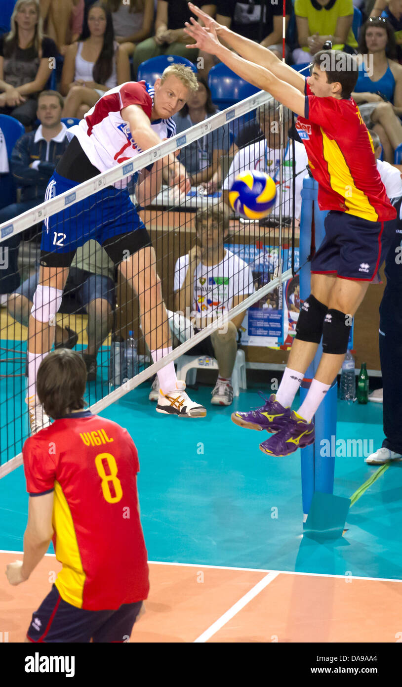 Liga Europea de voleibol, coinciden con el grupo B, República Checa vs España, Opava, República Checa, 7 de julio de 2013. Michal Krisko (centro) de la República Checa. (CTK Foto/Petr Sznapka) Foto de stock