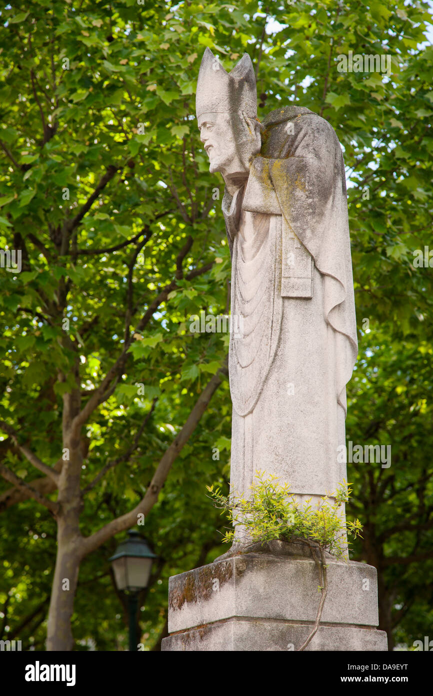 La estatua de Saint Denis, sosteniendo su propia cabeza tras ser decapitado por su fe cristiana La estatua de Saint Denis, sosteniendo su propia cabeza tras ser decapitado por su fe cristiana