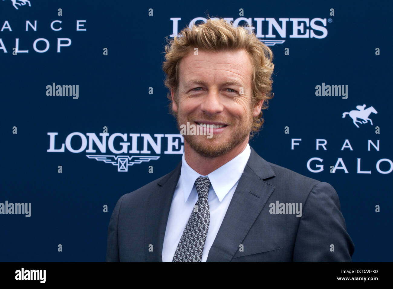 El actor australiano Simon Baker juega como Patrick Jane en la serie televisiva 'Mentalist' en el Prix de Diane Longines en Chantilly Foto de stock