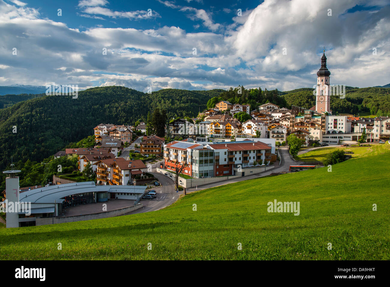 Vista panorámica de la aldea de montaña de Castelrotto Kastelruth, Alto Adigio o Tirol del Sur, Italia Foto de stock